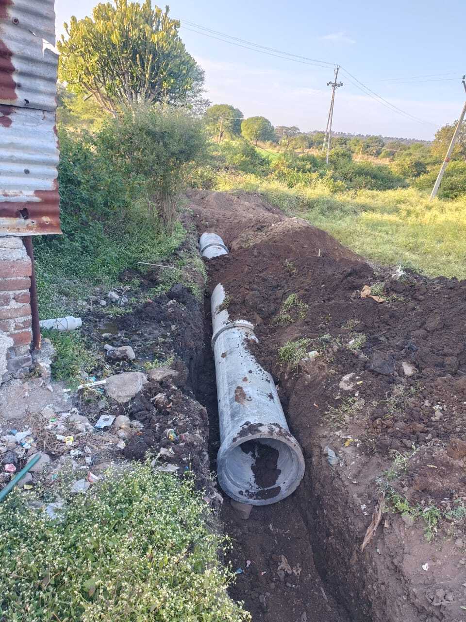 अंडरग्राउंड गटारामध्ये  पाईप  टाकणे